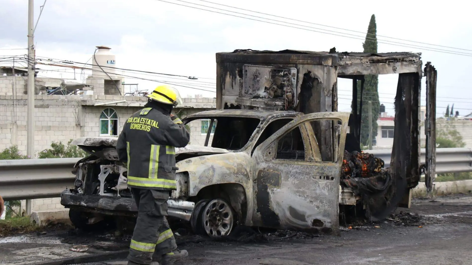 Se incendia camioneta por falla eléctrica y cientos de pollos terminan rostizados